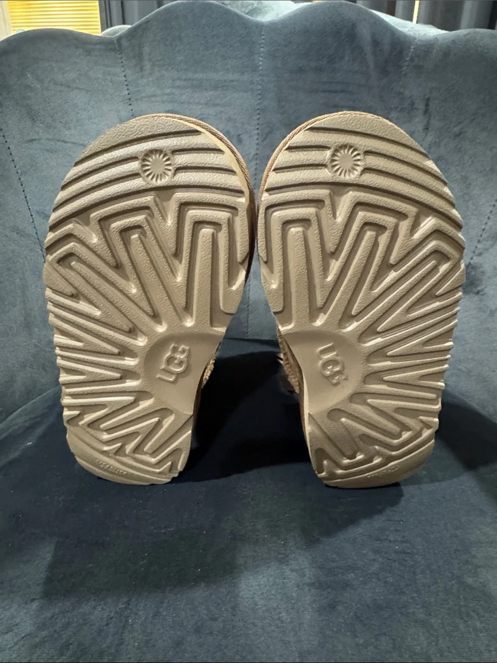 UGG Bailey Bow II Chestnut Boots Kids Size 11 Excellent Condition w/ Box